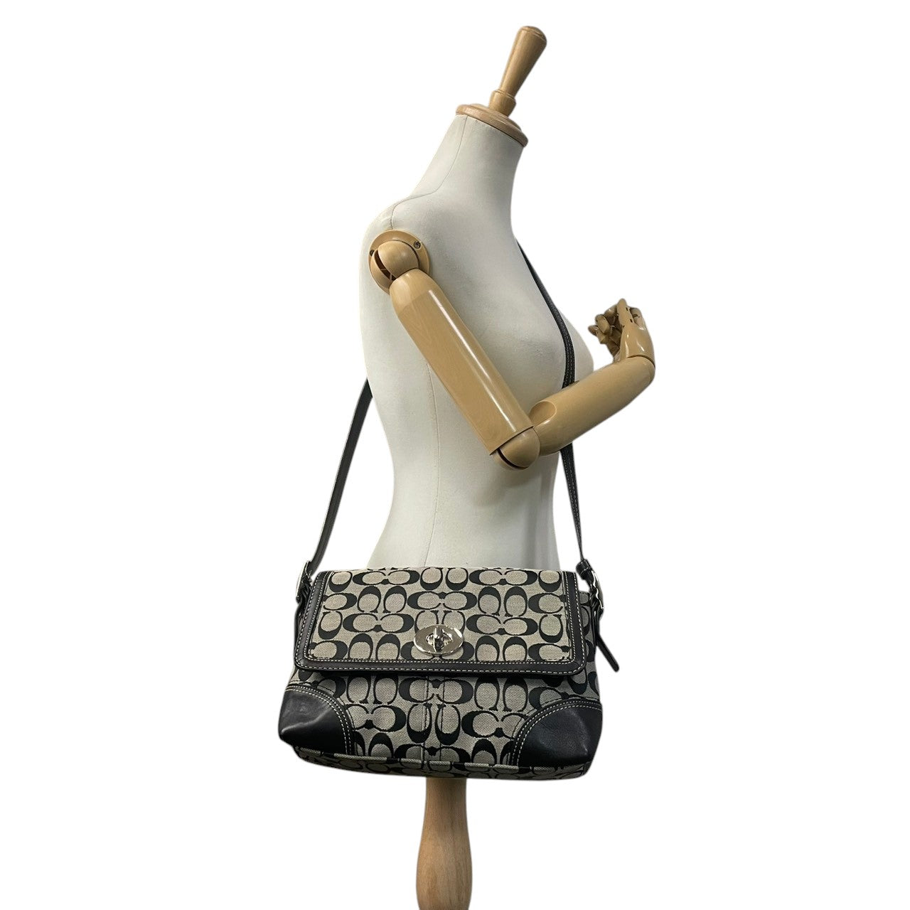 美品 コーチ COACH ショルダーバッグ キャンバス レザー 本革 グレー ブラック 黒 シルバー金具 シグネチャー クロスボディ 斜め掛け可 フラップ エレガント クラシック カジュアル デイリー お出かけ 旅行 レディース 自立可 ターンロック S91