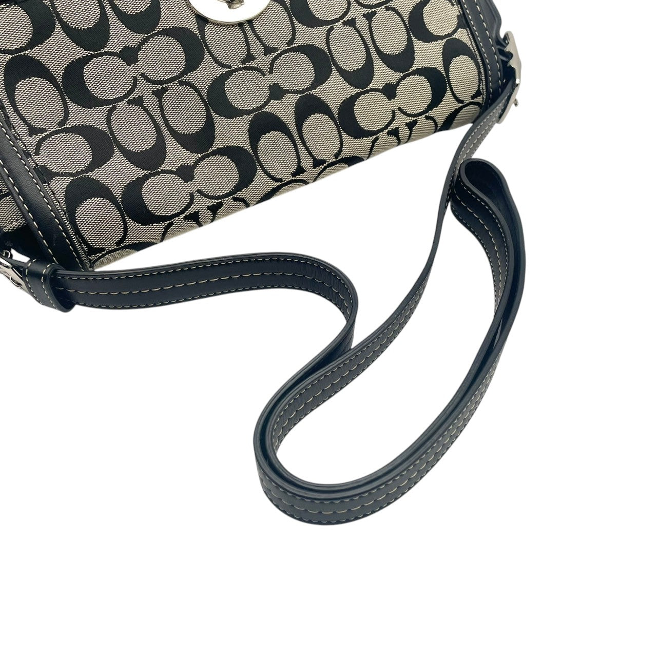 美品 コーチ COACH ショルダーバッグ キャンバス レザー 本革 グレー ブラック 黒 シルバー金具 シグネチャー クロスボディ 斜め掛け可 フラップ エレガント クラシック カジュアル デイリー お出かけ 旅行 レディース 自立可 ターンロック S91
