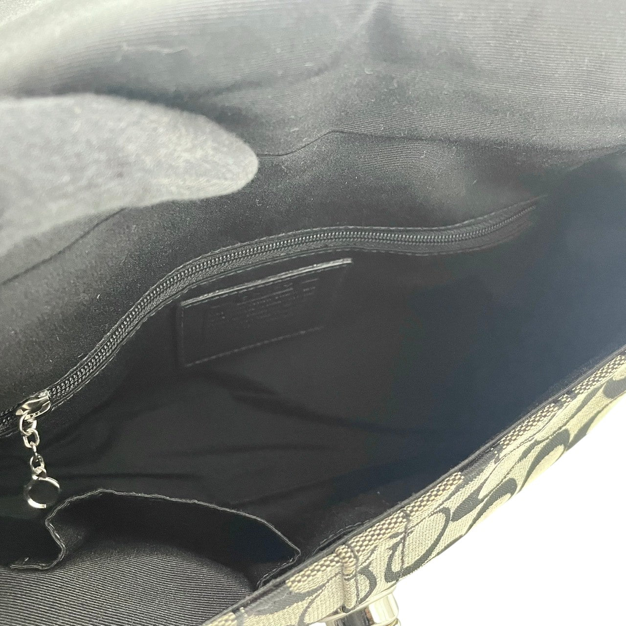 美品 コーチ COACH ショルダーバッグ キャンバス レザー 本革 グレー ブラック 黒 シルバー金具 シグネチャー クロスボディ 斜め掛け可 フラップ エレガント クラシック カジュアル デイリー お出かけ 旅行 レディース 自立可 ターンロック S91