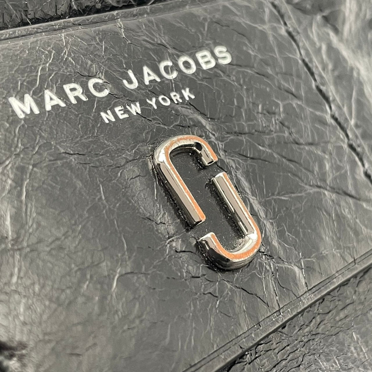 マークジェイコブズ MARC JACOBS リュック・デイパック バックパック レザー 本革 ブラック 黒 ゴールド金具 ロゴ プレート ファスナー エレガント カジュアル デイリー 通勤 通学 普段使い お出かけ シンプル レディース 大容量 自立可 S80