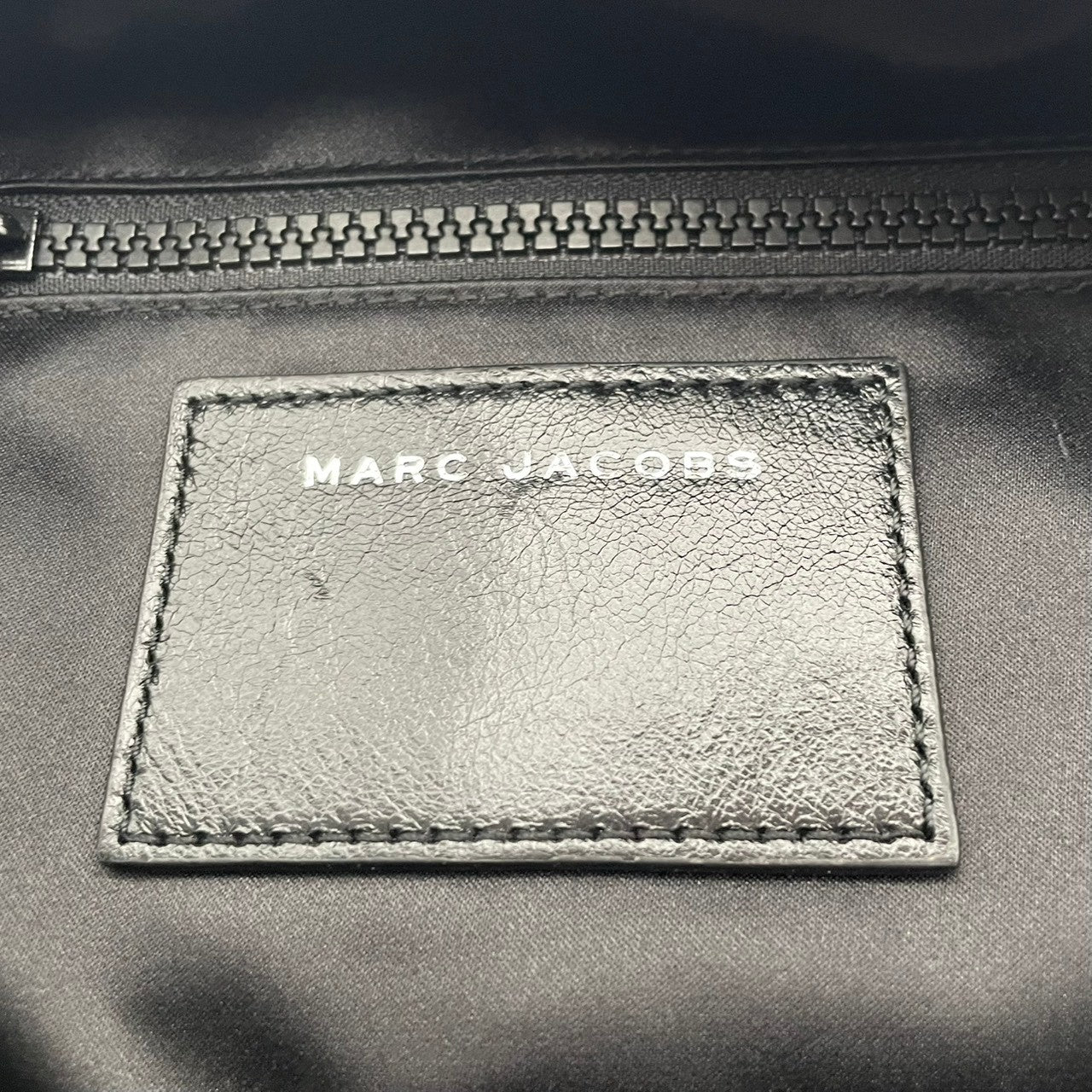 マークジェイコブズ MARC JACOBS リュック・デイパック バックパック レザー 本革 ブラック 黒 ゴールド金具 ロゴ プレート ファスナー エレガント カジュアル デイリー 通勤 通学 普段使い お出かけ シンプル レディース 大容量 自立可 S80