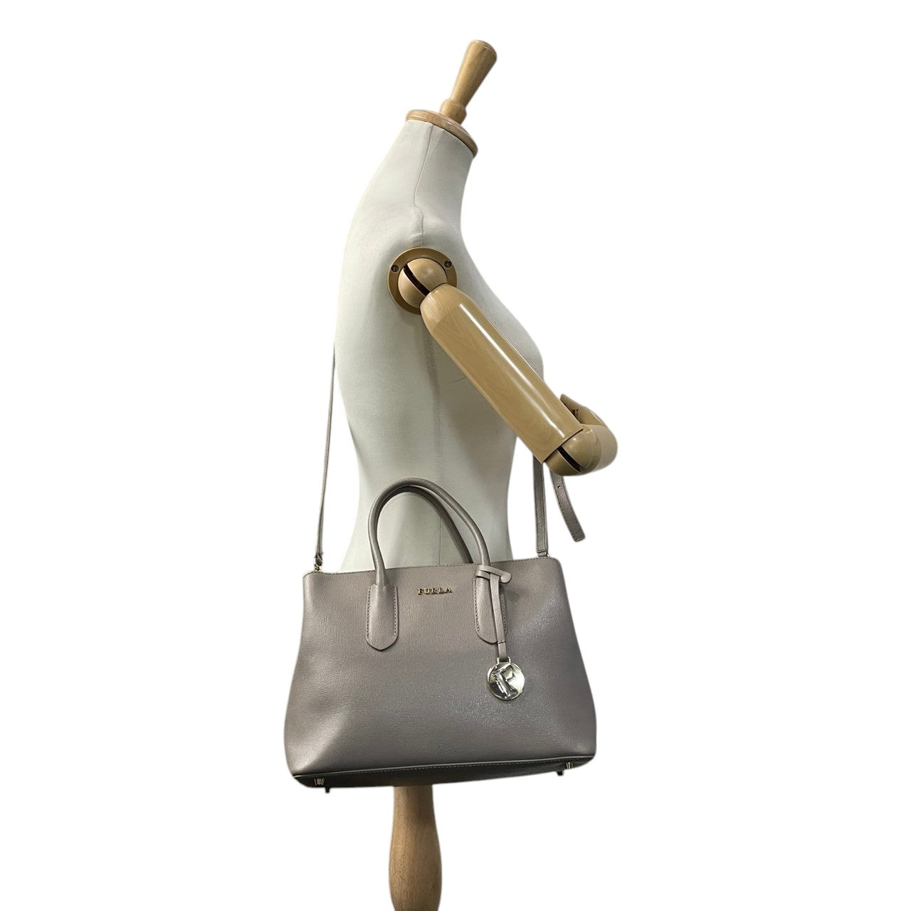 FURLA フルラ ハンドバッグ ショルダーバッグ 2WAY クロスボディ 斜め掛け可 レザー 本革 グレー 灰色 ロゴチャーム ファスナー エレガント クラシック カジュアル 通勤 通学 デイリー フォーマル カバン 鞄 自立可 レディース U4