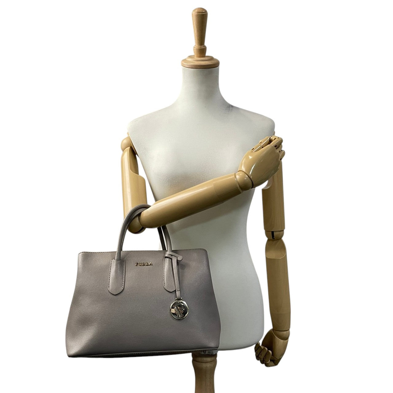 FURLA フルラ ハンドバッグ ショルダーバッグ 2WAY クロスボディ 斜め掛け可 レザー 本革 グレー 灰色 ロゴチャーム ファスナー エレガント クラシック カジュアル 通勤 通学 デイリー フォーマル カバン 鞄 自立可 レディース U4