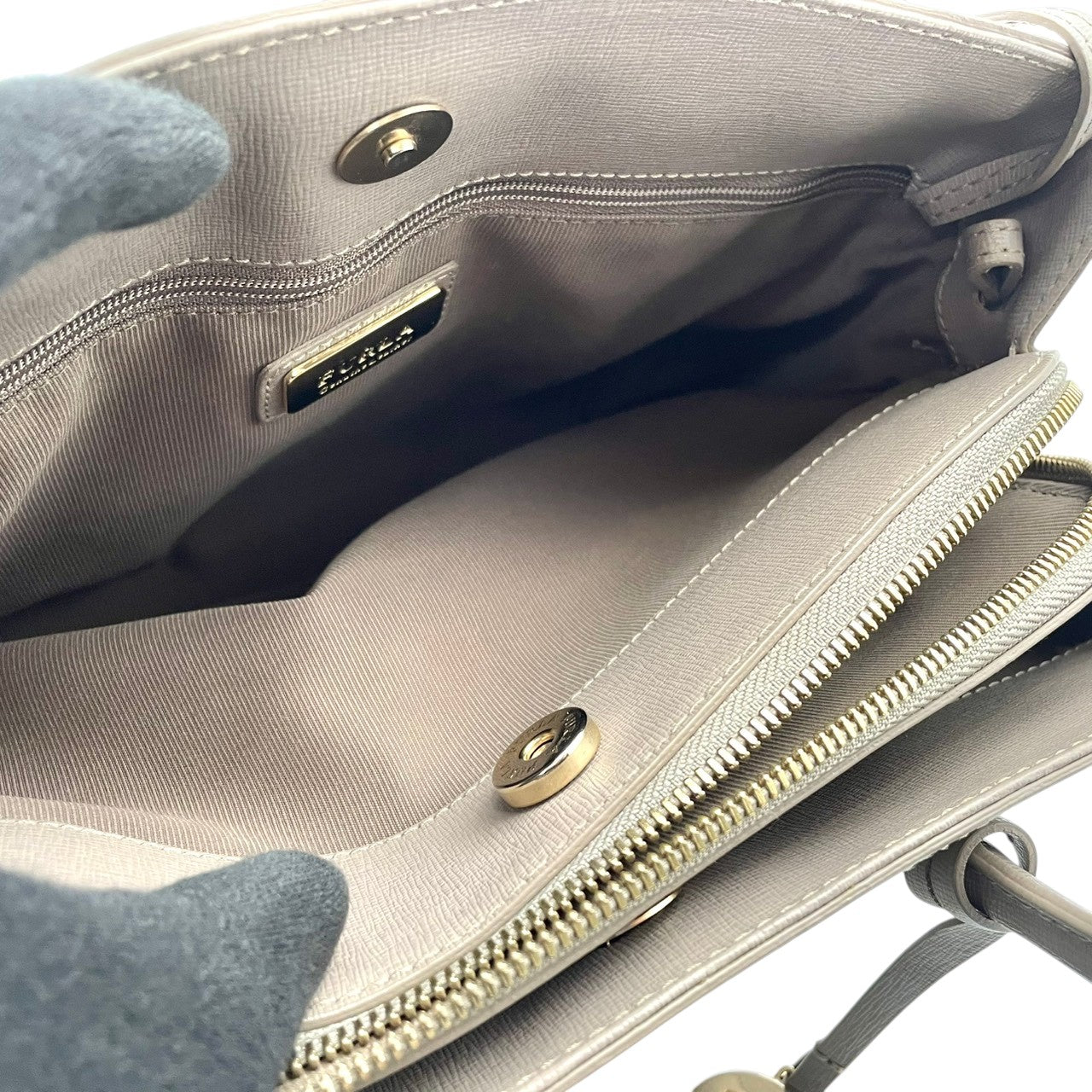 FURLA フルラ ハンドバッグ ショルダーバッグ 2WAY クロスボディ 斜め掛け可 レザー 本革 グレー 灰色 ロゴチャーム ファスナー エレガント クラシック カジュアル 通勤 通学 デイリー フォーマル カバン 鞄 自立可 レディース U4