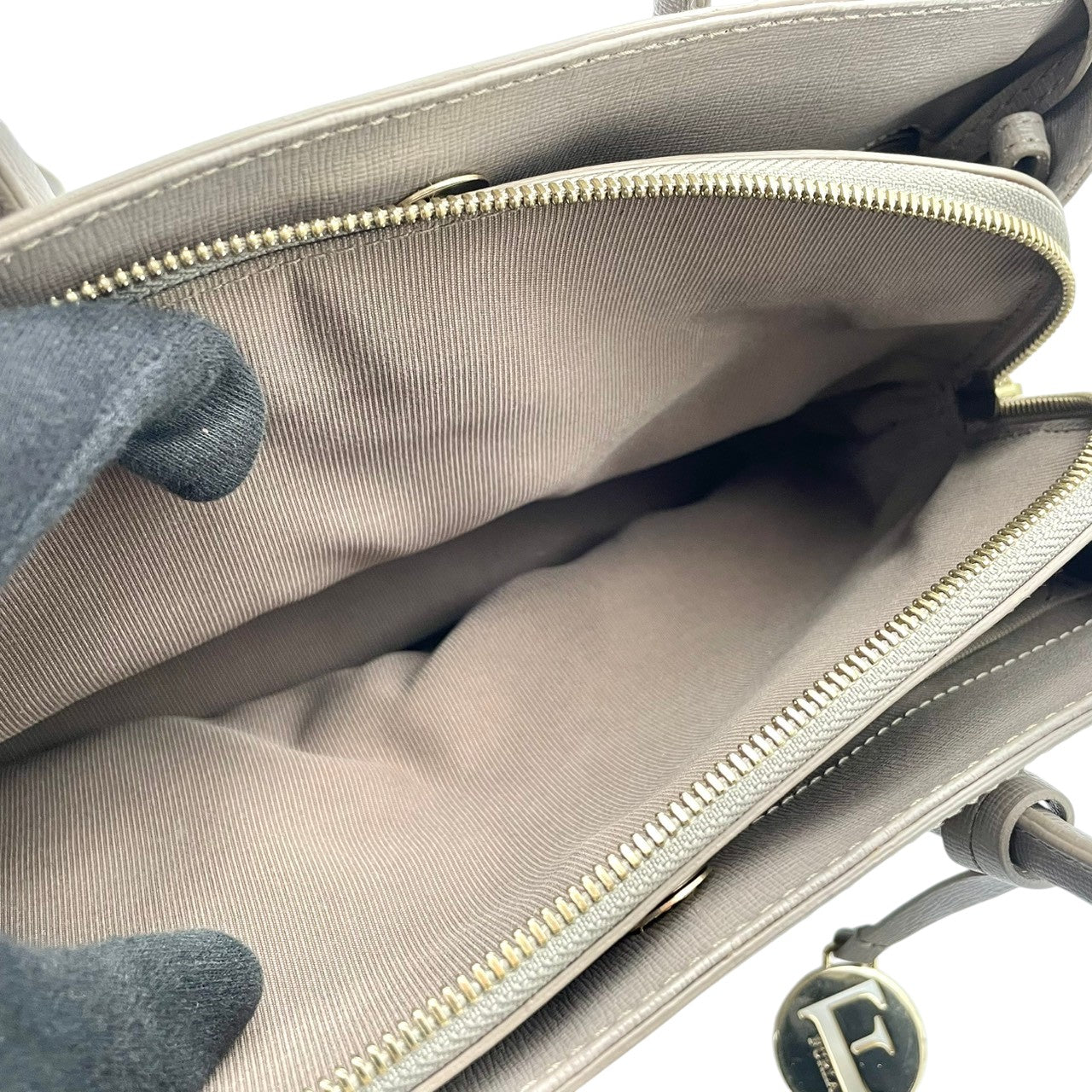FURLA フルラ ハンドバッグ ショルダーバッグ 2WAY クロスボディ 斜め掛け可 レザー 本革 グレー 灰色 ロゴチャーム ファスナー エレガント クラシック カジュアル 通勤 通学 デイリー フォーマル カバン 鞄 自立可 レディース U4