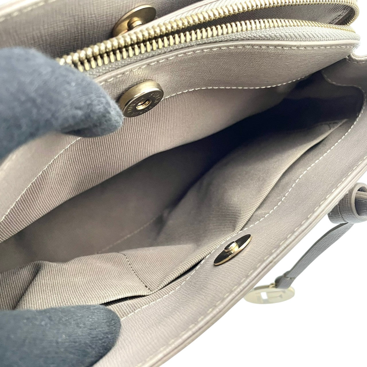 FURLA フルラ ハンドバッグ ショルダーバッグ 2WAY クロスボディ 斜め掛け可 レザー 本革 グレー 灰色 ロゴチャーム ファスナー エレガント クラシック カジュアル 通勤 通学 デイリー フォーマル カバン 鞄 自立可 レディース U4