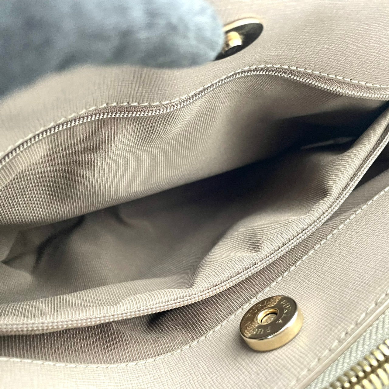 FURLA フルラ ハンドバッグ ショルダーバッグ 2WAY クロスボディ 斜め掛け可 レザー 本革 グレー 灰色 ロゴチャーム ファスナー エレガント クラシック カジュアル 通勤 通学 デイリー フォーマル カバン 鞄 自立可 レディース U4