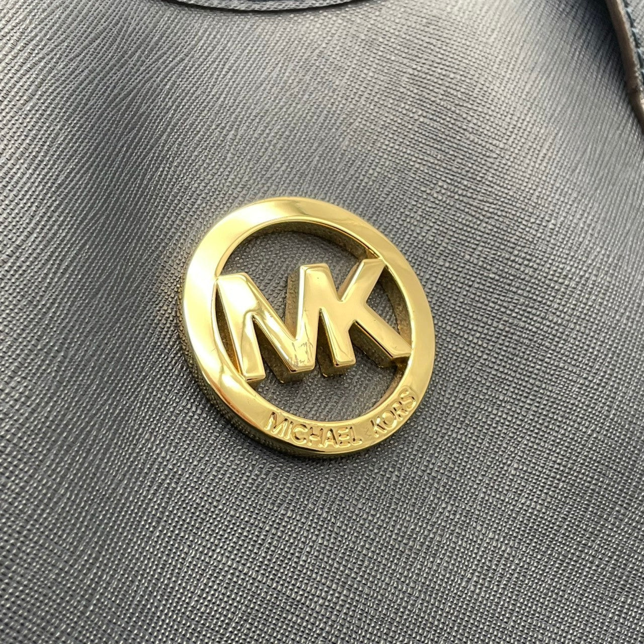 MICHAEL KORS マイケルコース トートバッグ ショルダーバッグ ワンショルダー 肩掛け レザー 本革 ネイビー 紺色 ゴールド金具 ロゴチャーム 無地 シンプル 大容量 A4収納可 上品 エレガント クラシック 鞄 自立可 レディース U4