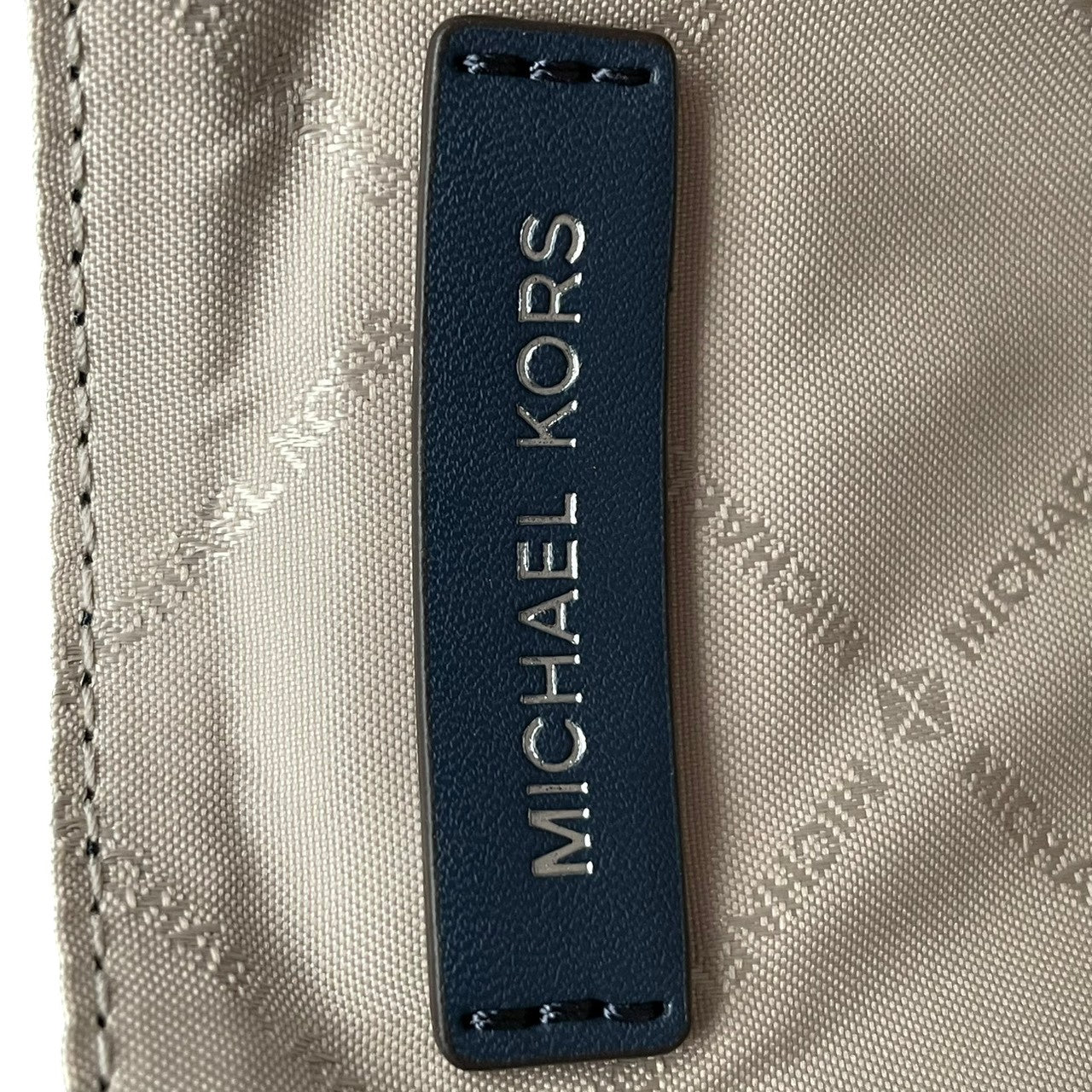 美品 マイケルコース MICHAEL KORS ポーチ 長財布 クラッチバッグ PVC レザー ネイビー 紺 小物入れ レディース カジュアル フォーマル パーティー お出かけ デイリー クラシック レトロ 上品 華やか 軽量 鞄 かばん カバン K12