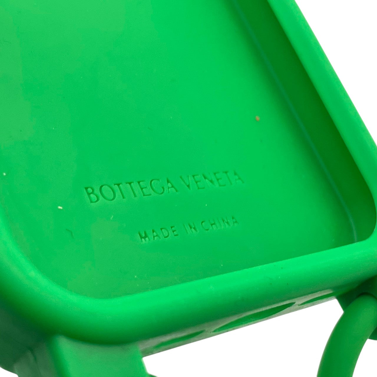 美品 ボッテガヴェネタ BOTTEGA VENETA スマホケース iPhone 携帯カバー スマートフォン シリコン ラバー グリーン 緑 イントレチャート マキシ 男女兼用 ユニセックス カジュアル クラシック エレガント ビンテージ レトロ 上品 M5