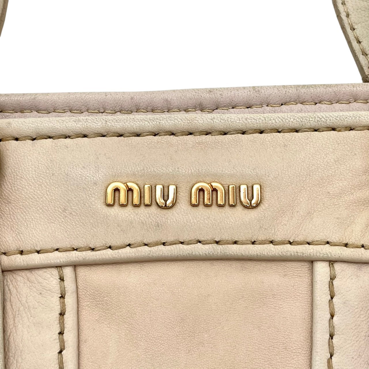 ミュウミュウ miumiu レザー トートバッグ ハンドバッグ アイボリー 白系 A4収納可 肩掛け ワンショルダー レディース 通勤 通学 旅行 お出かけ カジュアル エレガント クラシック ビンテージ 上品 シンプル ブランド 鞄 かばん カバン S18
