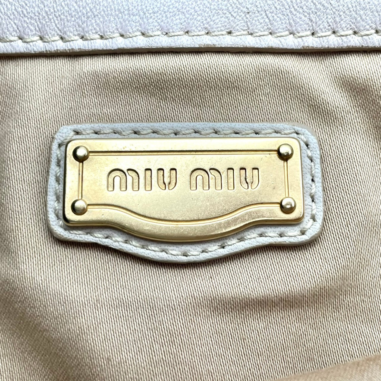ミュウミュウ miumiu レザー トートバッグ ハンドバッグ アイボリー 白系 A4収納可 肩掛け ワンショルダー レディース 通勤 通学 旅行 お出かけ カジュアル エレガント クラシック ビンテージ 上品 シンプル ブランド 鞄 かばん カバン S18