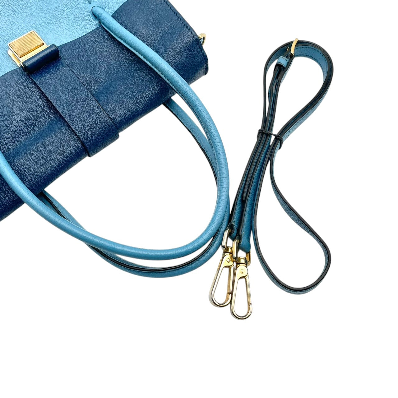 良品 ミュウミュウ miumiu マテラッセ 2WAY ハンドバッグ ショルダーバッグ 斜め掛け可 自立可 レザー 本革 ネイビー 水色 バイカラー ゴールド金具 レディース カジュアル エレガント クラシック ビンテージ 上品 華やか 鞄 かばん S18