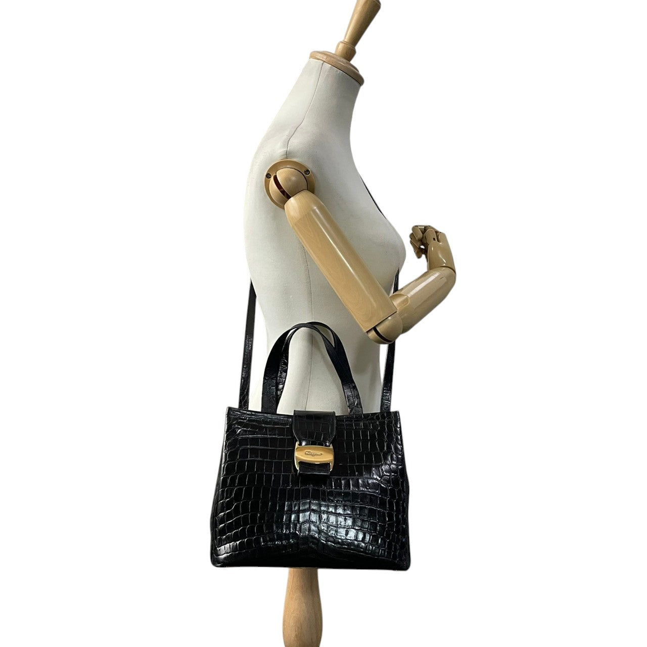 美品 フェラガモ Ferragamo ヴァラ リボン 2WAY ハンドバッグ ショルダーバッグ 斜め掛け可 自立可 レザー 本革 ブラック 黒 ゴールド金具 レディース フォーマル エレガント クラシック ビンテージ 上品 華やか 鞄 かばん カバン S18