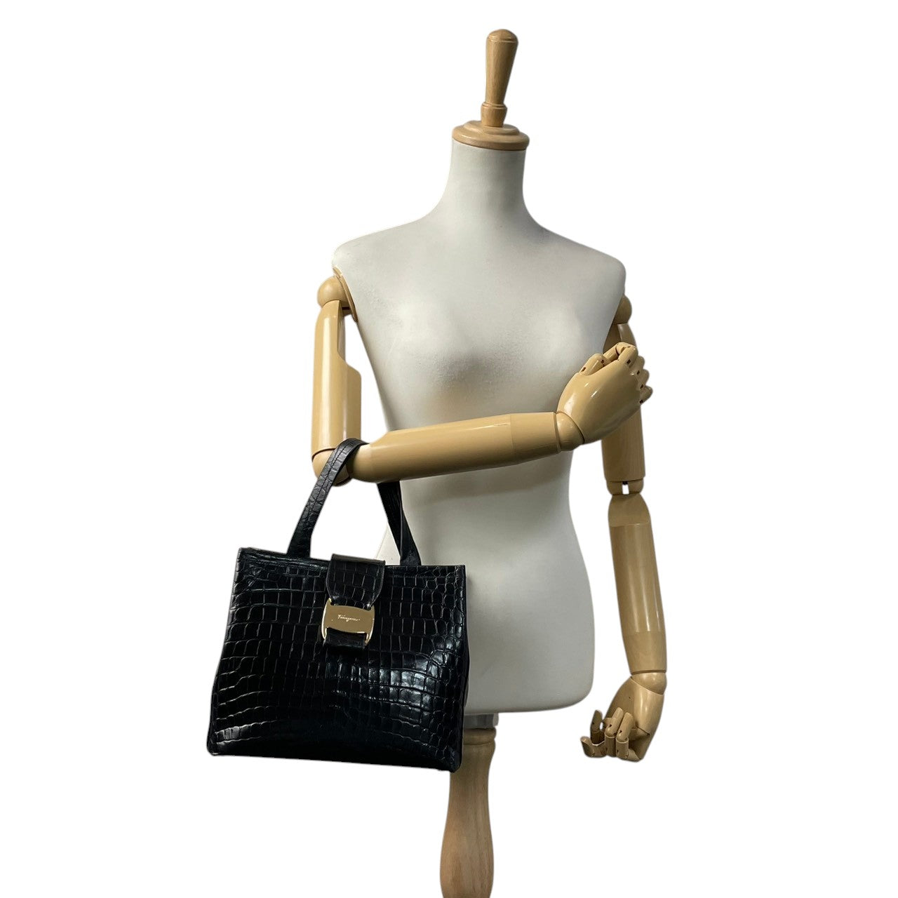 美品 フェラガモ Ferragamo ヴァラ リボン 2WAY ハンドバッグ ショルダーバッグ 斜め掛け可 自立可 レザー 本革 ブラック 黒 ゴールド金具 レディース フォーマル エレガント クラシック ビンテージ 上品 華やか 鞄 かばん カバン S18
