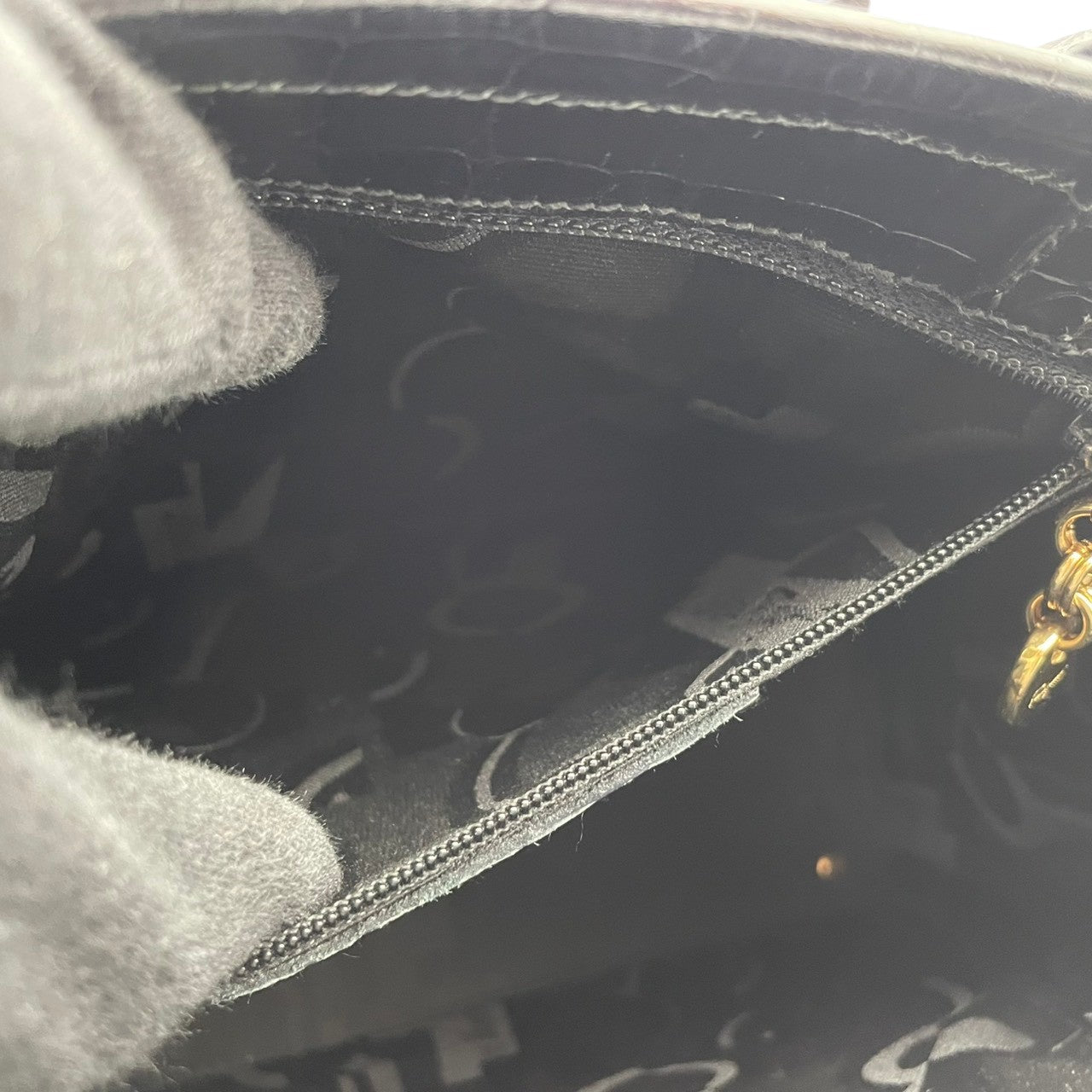 美品 フェラガモ Ferragamo ヴァラ リボン 2WAY ハンドバッグ ショルダーバッグ 斜め掛け可 自立可 レザー 本革 ブラック 黒 ゴールド金具 レディース フォーマル エレガント クラシック ビンテージ 上品 華やか 鞄 かばん カバン S18