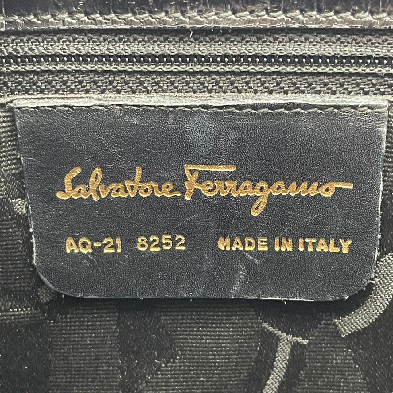 美品 フェラガモ Ferragamo ヴァラ リボン 2WAY ハンドバッグ ショルダーバッグ 斜め掛け可 自立可 レザー 本革 ブラック 黒 ゴールド金具 レディース フォーマル エレガント クラシック ビンテージ 上品 華やか 鞄 かばん カバン S18