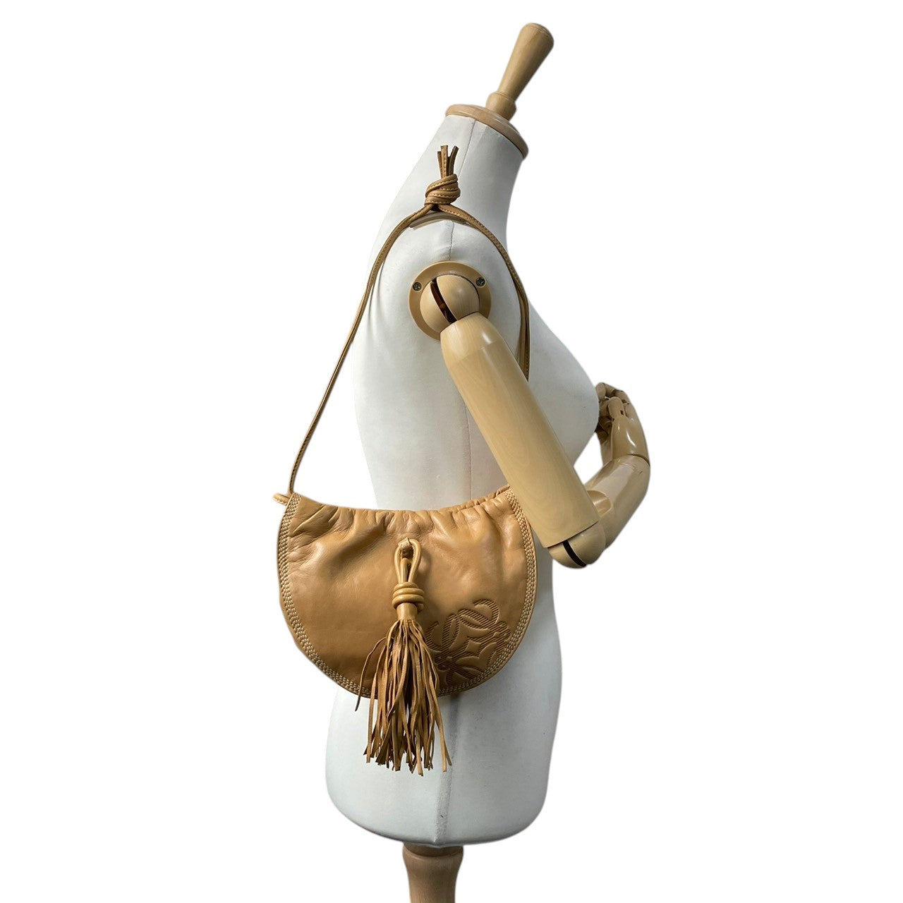 良品 ロエベ LOEWE ショルダーバッグ ハンドバッグ レザー 本革 ベージュ ロゴプレート 肩掛け 自立可 レディース カジュアル フォーマル クラシック エレガント ビンテージ 上品 鞄 かばん カバン 婦人 普段使い お出かけ 人気 レトロ S18