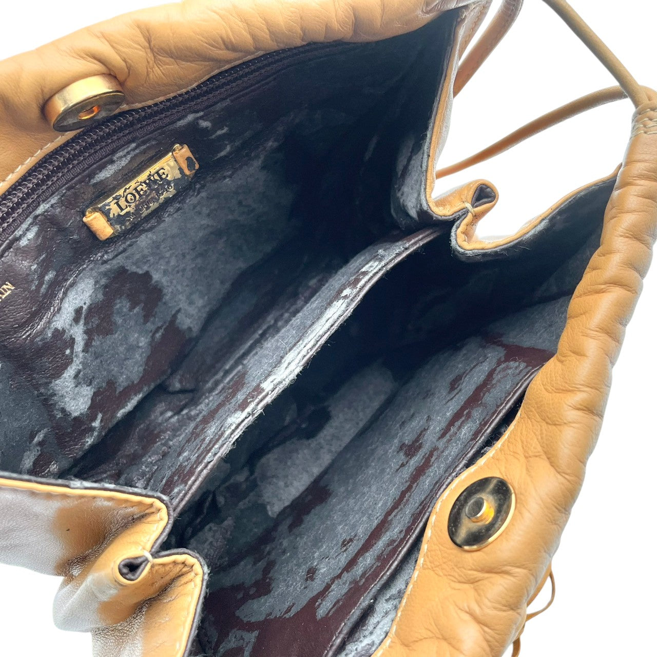 良品 ロエベ LOEWE ショルダーバッグ ハンドバッグ レザー 本革 ベージュ ロゴプレート 肩掛け 自立可 レディース カジュアル フォーマル クラシック エレガント ビンテージ 上品 鞄 かばん カバン 婦人 普段使い お出かけ 人気 レトロ S18