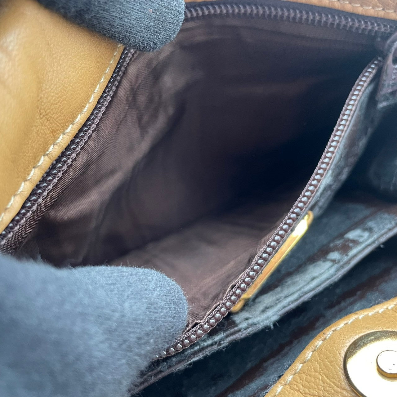 良品 ロエベ LOEWE ショルダーバッグ ハンドバッグ レザー 本革 ベージュ ロゴプレート 肩掛け 自立可 レディース カジュアル フォーマル クラシック エレガント ビンテージ 上品 鞄 かばん カバン 婦人 普段使い お出かけ 人気 レトロ S18