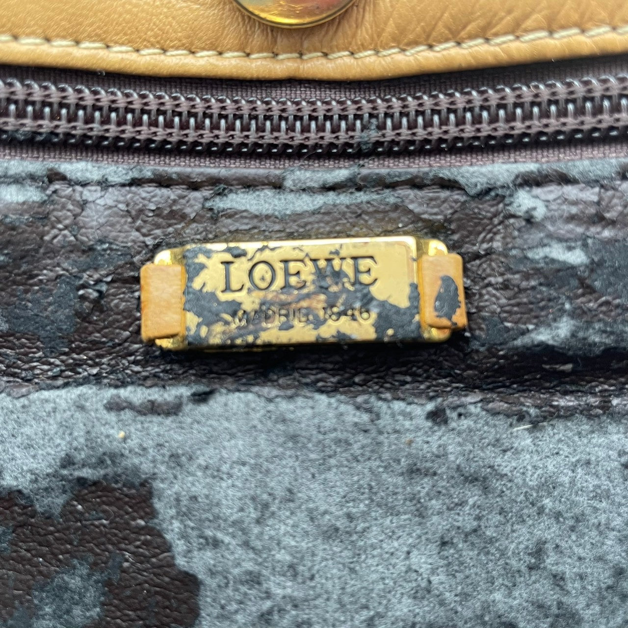 良品 ロエベ LOEWE ショルダーバッグ ハンドバッグ レザー 本革 ベージュ ロゴプレート 肩掛け 自立可 レディース カジュアル フォーマル クラシック エレガント ビンテージ 上品 鞄 かばん カバン 婦人 普段使い お出かけ 人気 レトロ S18