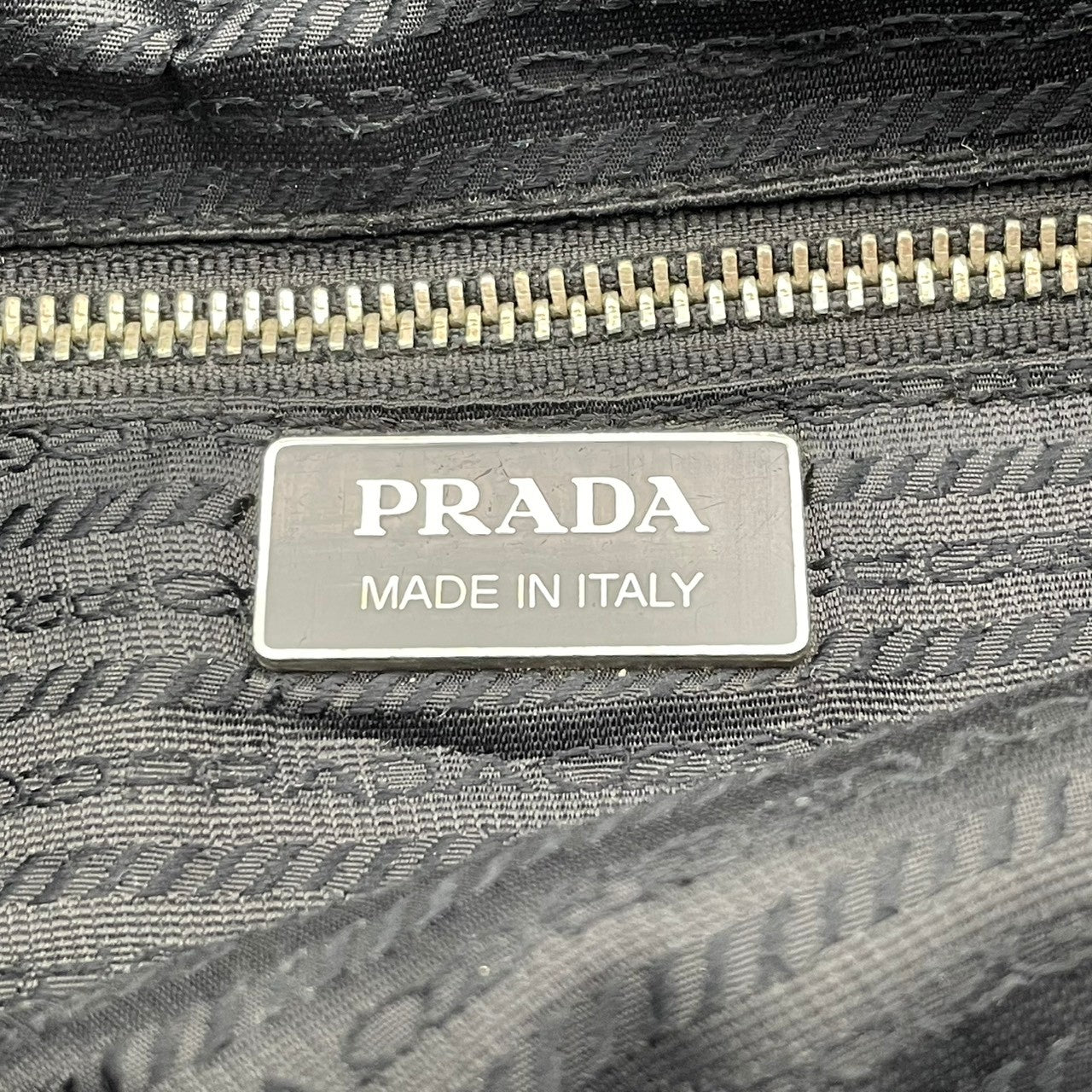 良品 プラダ PRADA トートバッグ ショルダーバッグ ナイロン レザー ブラック 黒 三角ロゴ プレート A4収納可 肩掛け 自立可 レディース ユニセックス カジュアル フォーマル クラシック エレガント ビンテージ 上品 鞄 かばん カバン S18
