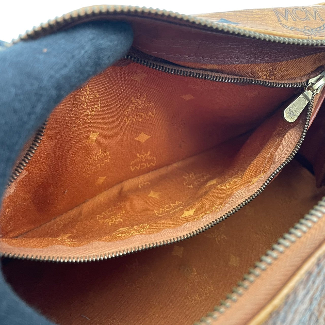 良品 エムシーエム MCM ヴィセトス ミニボストンバッグ ハンドバッグ レザー 本革 ブラウン 茶色 モノグラム ロゴ 総柄 レディース カジュアル ヴィンテージ レトロ クラシック エレガント 上品 鞄 かばん カバン お出かけ 普段使い 華やか S15