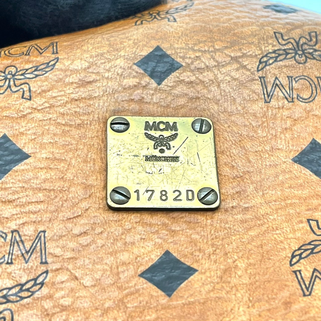 良品 エムシーエム MCM ヴィセトス ミニボストンバッグ ハンドバッグ レザー 本革 ブラウン 茶色 モノグラム ロゴ 総柄 レディース カジュアル ヴィンテージ レトロ クラシック エレガント 上品 鞄 かばん カバン お出かけ 普段使い 華やか S15
