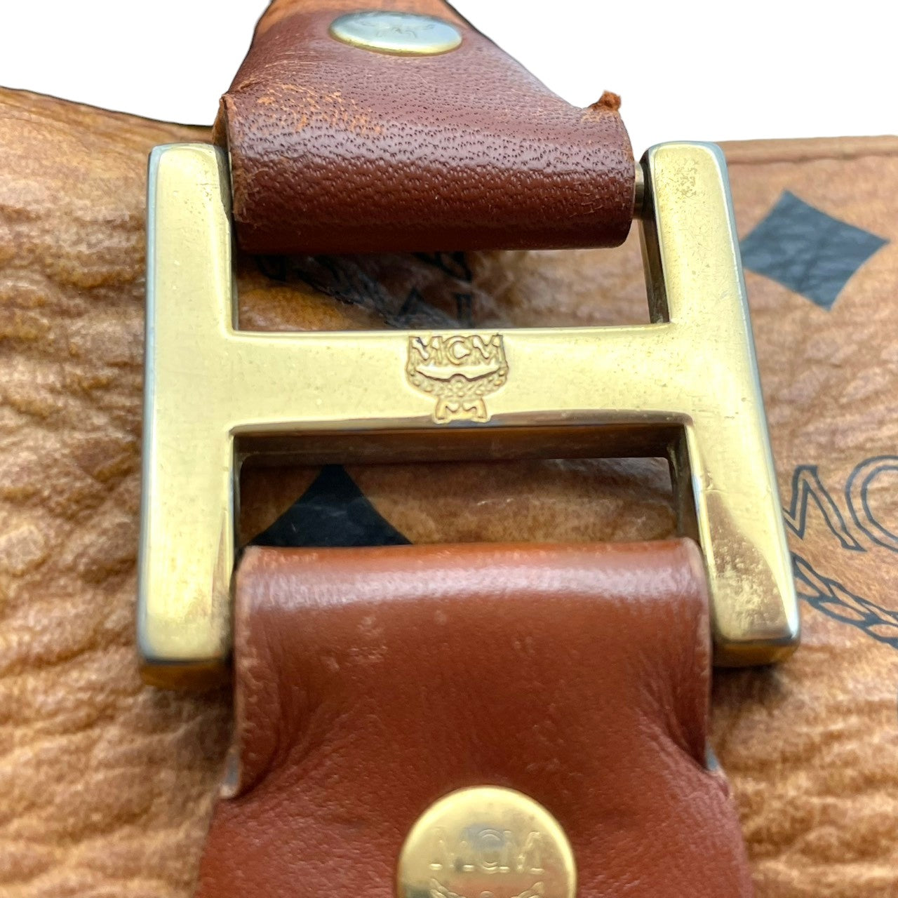良品 エムシーエム MCM ヴィセトス ミニボストンバッグ ハンドバッグ レザー 本革 ブラウン 茶色 モノグラム ロゴ 総柄 レディース カジュアル ヴィンテージ レトロ クラシック エレガント 上品 鞄 かばん カバン お出かけ 普段使い 華やか S15