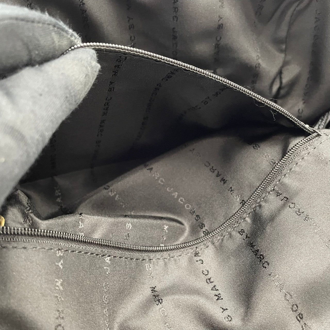 美品 マークジェイコブス MARC JACOBS トートバッグ ハンドバッグ レザー 本革 ワンショルダー 肩掛け ブラック 黒 ゴールド金具 A4収納 通勤 通学 ビジネス カジュアル レディース エレガント クラシック ビンテージ シンプル 自立可 S24