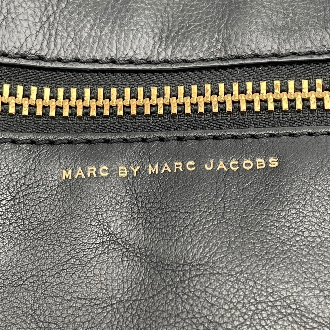 美品 マークジェイコブス MARC JACOBS トートバッグ ハンドバッグ レザー 本革 ワンショルダー 肩掛け ブラック 黒 ゴールド金具 A4収納 通勤 通学 ビジネス カジュアル レディース エレガント クラシック ビンテージ シンプル 自立可 S24