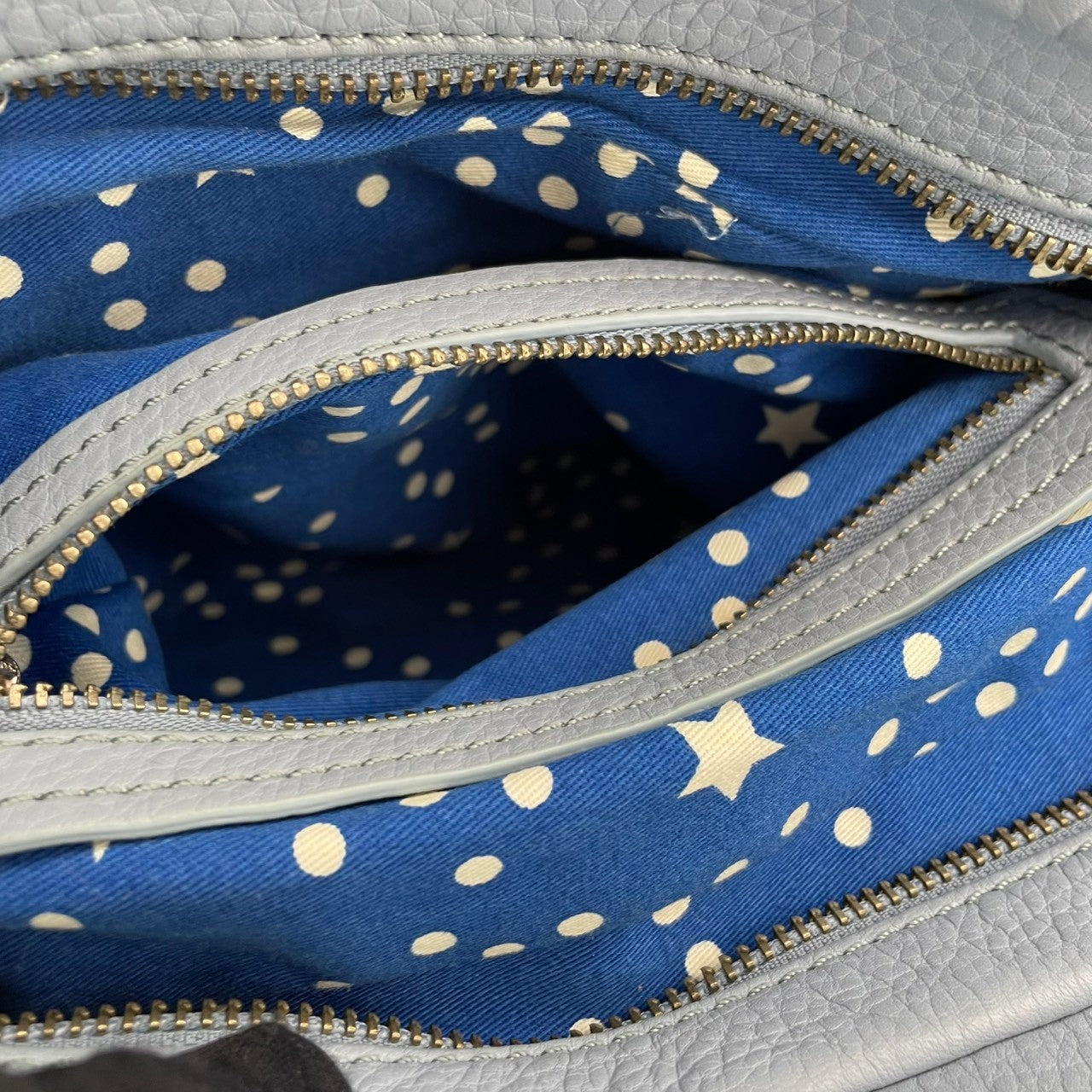 良品 マークバイマークジェイコブス MARC BY MARC JACOBS トートバッグ ハンドバッグ レザー 本革 ワンショルダー 肩掛け A4収納 通勤 通学 ビジネス 水色 ライトブルー パステルカラー レディース エレガント クラシック ビンテージ シンプル 自立可 S24