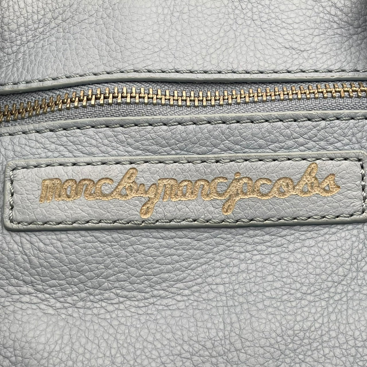 良品 マークバイマークジェイコブス MARC BY MARC JACOBS トートバッグ ハンドバッグ レザー 本革 ワンショルダー 肩掛け A4収納 通勤 通学 ビジネス 水色 ライトブルー パステルカラー レディース エレガント クラシック ビンテージ シンプル 自立可 S24