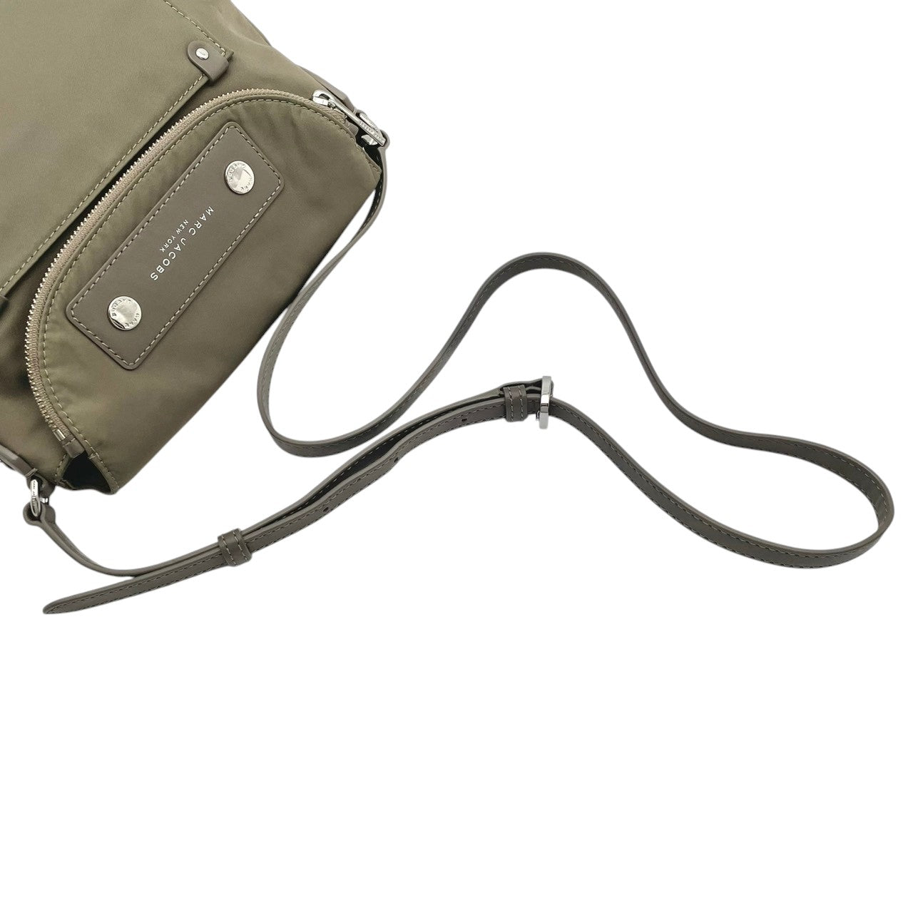マークジェイコブス MARC JACOBS ショルダーバッグ ナイロン レザー 斜め掛け可 肩掛け グレー 灰色 シルバー金具 レディース エレガント クラシック ビンテージ カジュアル シンプル 丈夫 軽量 コンパクト お出かけ 旅行 多機能 高品質 S24