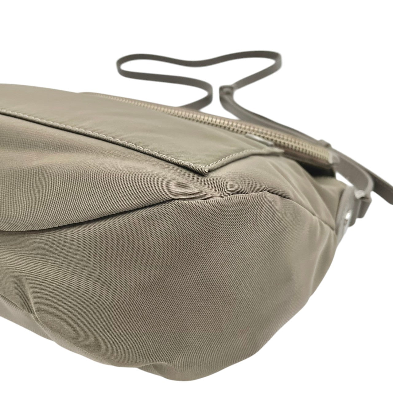 マークジェイコブス MARC JACOBS ショルダーバッグ ナイロン レザー 斜め掛け可 肩掛け グレー 灰色 シルバー金具 レディース エレガント クラシック ビンテージ カジュアル シンプル 丈夫 軽量 コンパクト お出かけ 旅行 多機能 高品質 S24
