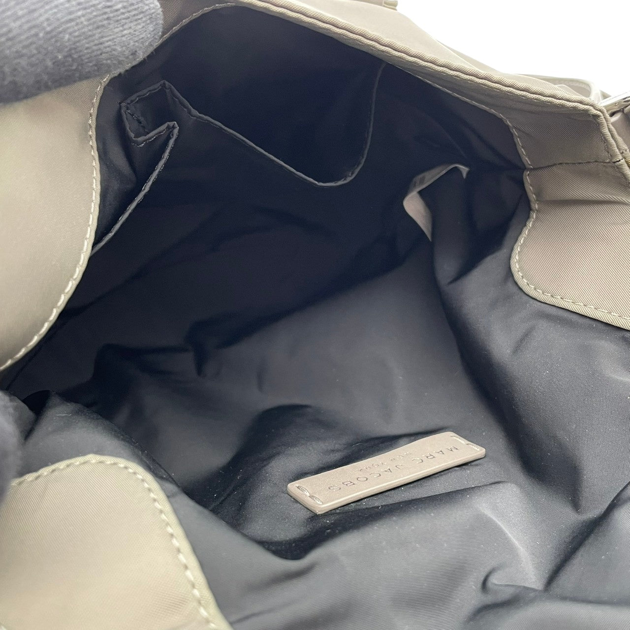マークジェイコブス MARC JACOBS ショルダーバッグ ナイロン レザー 斜め掛け可 肩掛け グレー 灰色 シルバー金具 レディース エレガント クラシック ビンテージ カジュアル シンプル 丈夫 軽量 コンパクト お出かけ 旅行 多機能 高品質 S24