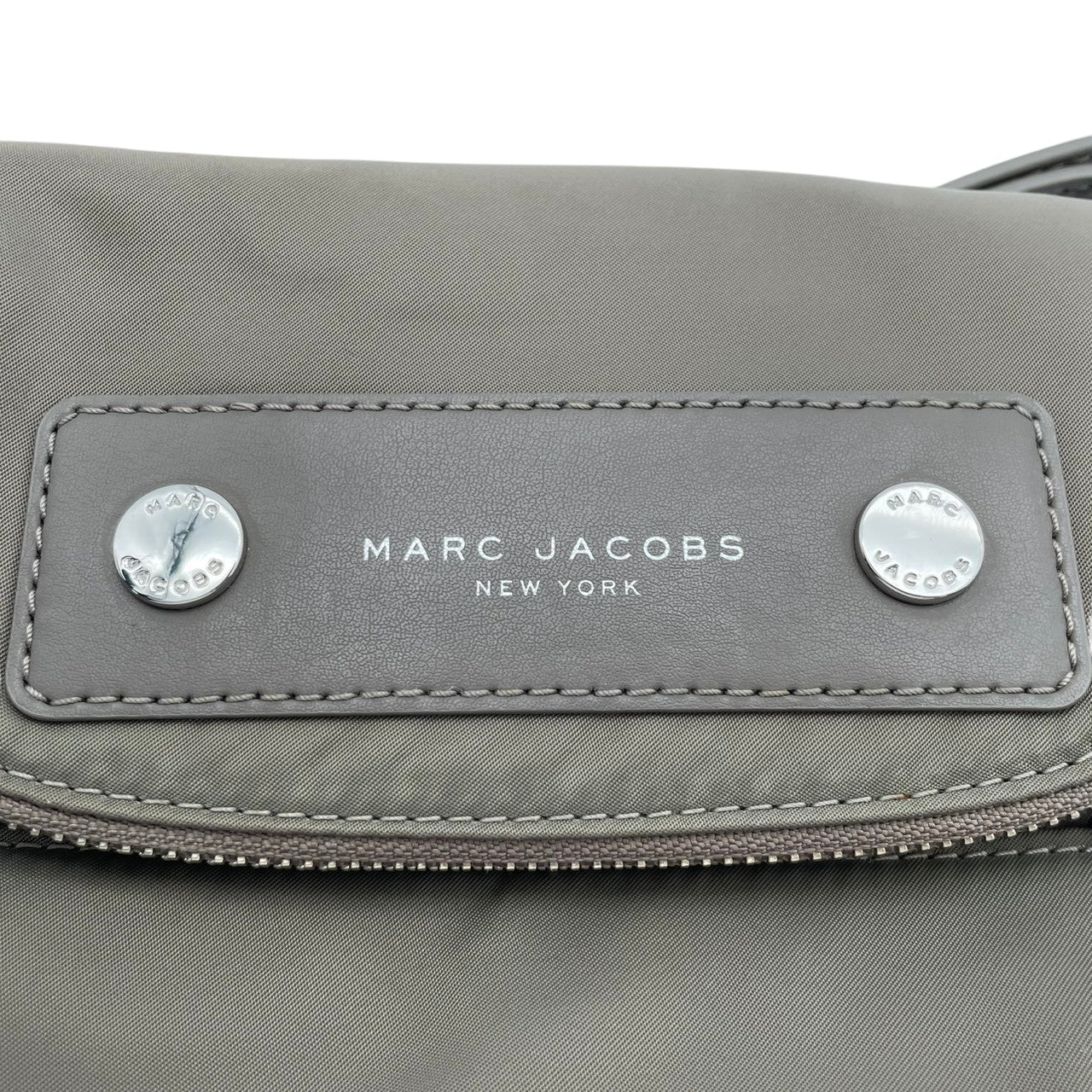 マークジェイコブス MARC JACOBS ショルダーバッグ ナイロン レザー 斜め掛け可 肩掛け グレー 灰色 シルバー金具 レディース エレガント クラシック ビンテージ カジュアル シンプル 丈夫 軽量 コンパクト お出かけ 旅行 多機能 高品質 S24