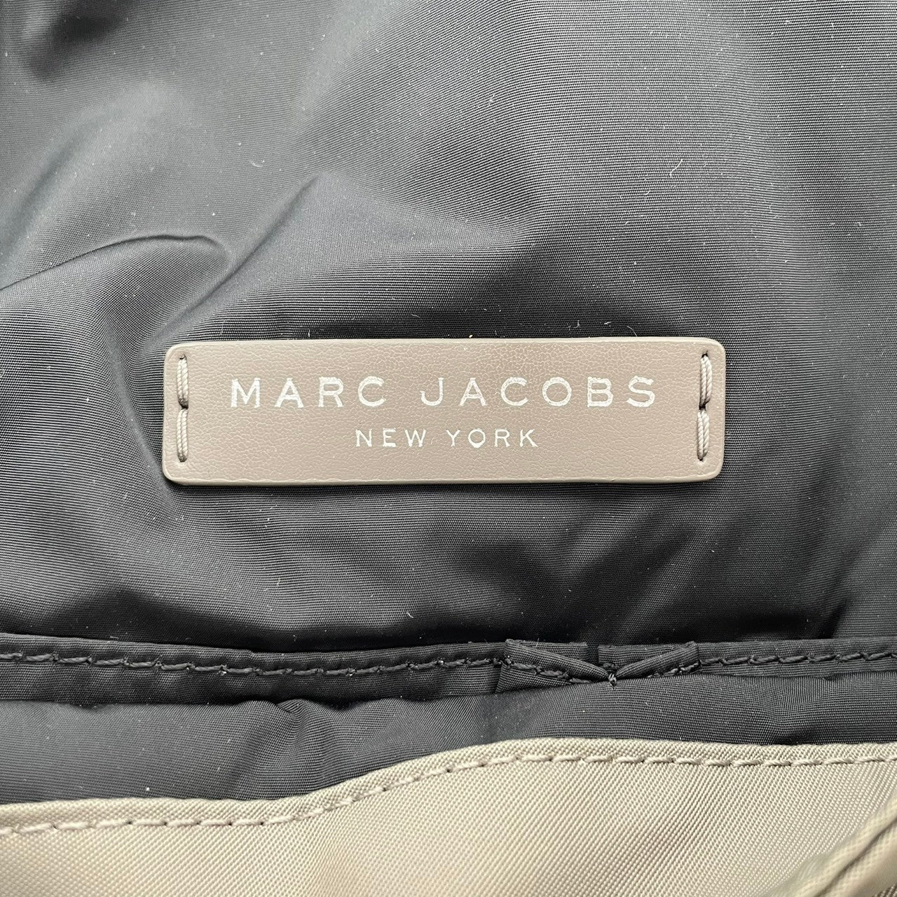 マークジェイコブス MARC JACOBS ショルダーバッグ ナイロン レザー 斜め掛け可 肩掛け グレー 灰色 シルバー金具 レディース エレガント クラシック ビンテージ カジュアル シンプル 丈夫 軽量 コンパクト お出かけ 旅行 多機能 高品質 S24