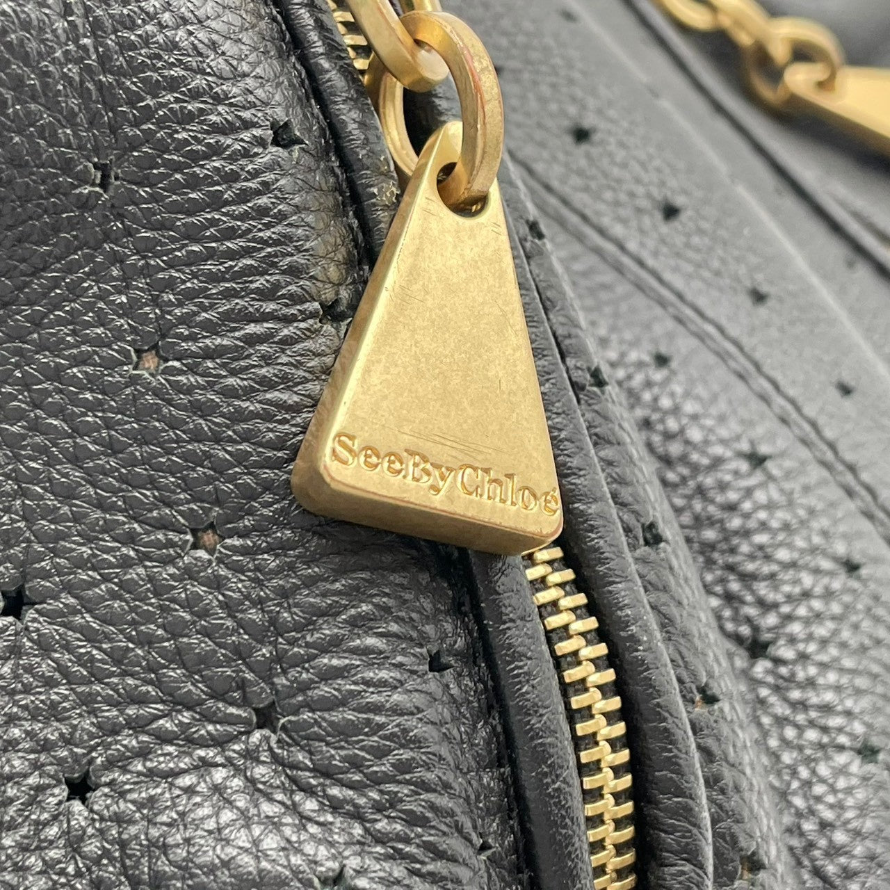 美品 シーバイクロエ SeeByChloe ショルダーバッグ クロスボディ レザー 本革 ブラック 黒 星柄 パンチング タッセル フリンジ ゴールド金具 斜め掛け可 肩掛け レディース エレガント クラシック カジュアル お出かけ 良品 保証書 S23
