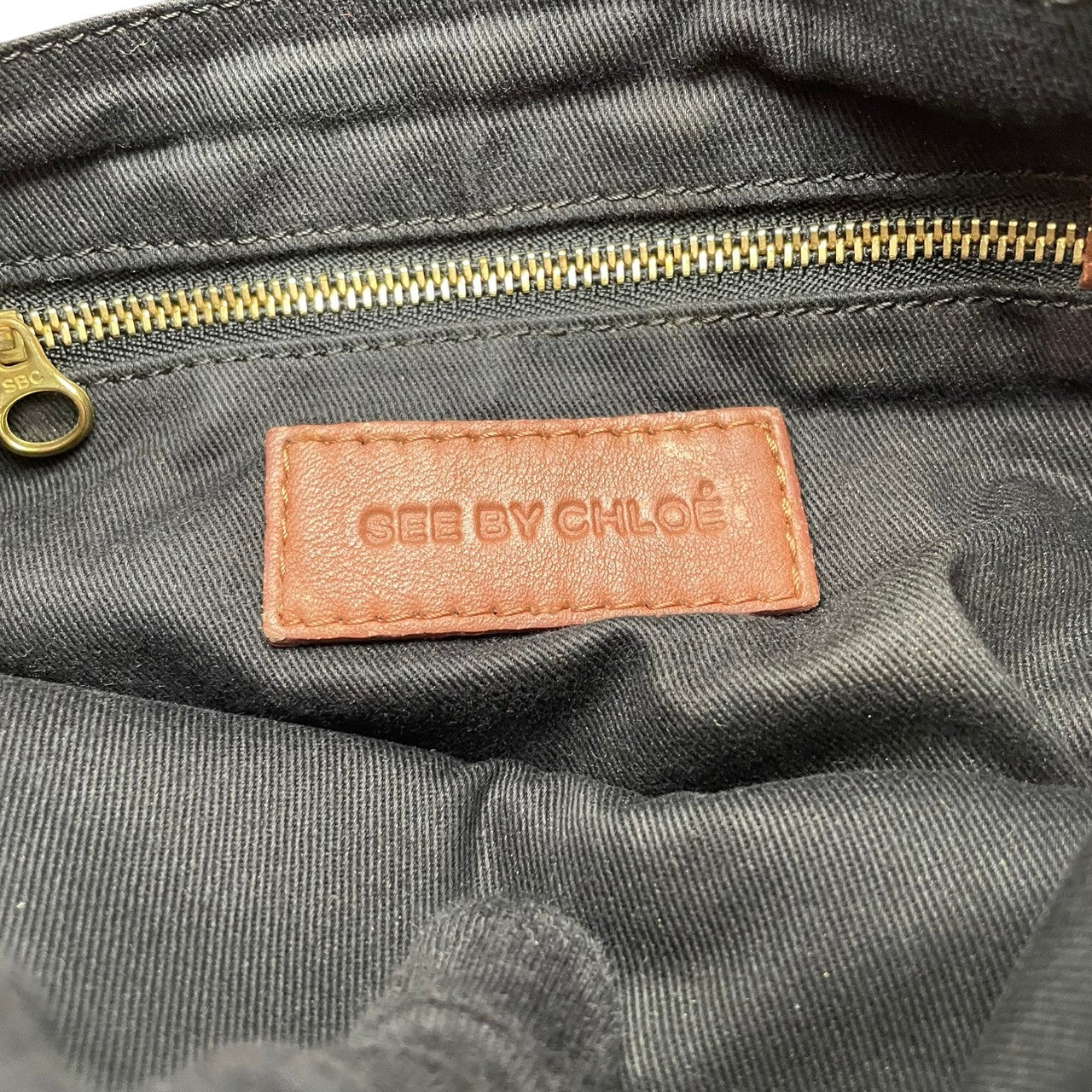 シーバイクロエ SEE BY CHLOE ショルダーバッグ レザー 本革 ブラウン 茶色 ゴールド金具 レディース エレガント クラシック ビンテージ 斜め掛け可 肩掛け 上品 カジュアル お出かけ 旅行 シンプル 普段使い 収納力 人気 高品質 S23