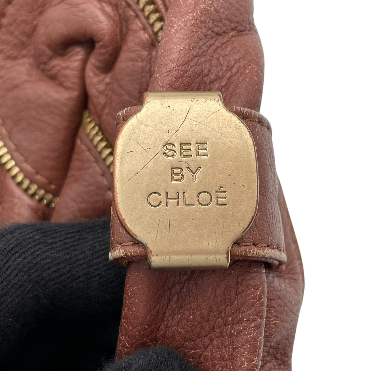 シーバイクロエ SEE BY CHLOE ショルダーバッグ レザー 本革 ブラウン 茶色 ゴールド金具 レディース エレガント クラシック ビンテージ 斜め掛け可 肩掛け 上品 カジュアル お出かけ 旅行 シンプル 普段使い 収納力 人気 高品質 S23