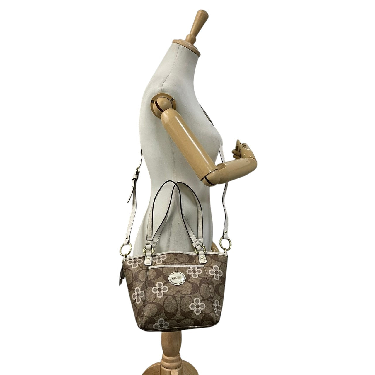 【美品】コーチ COACH 2way ショルダーバッグ F20811 シグネチャー 花柄 クローバー PVC レザー 茶 白 斜め掛け可 ワンショルダー 自立可 ビンテージ クラシック エレガント 上品 レディース お出かけ 華やか 人気 ゴールド金具 S9