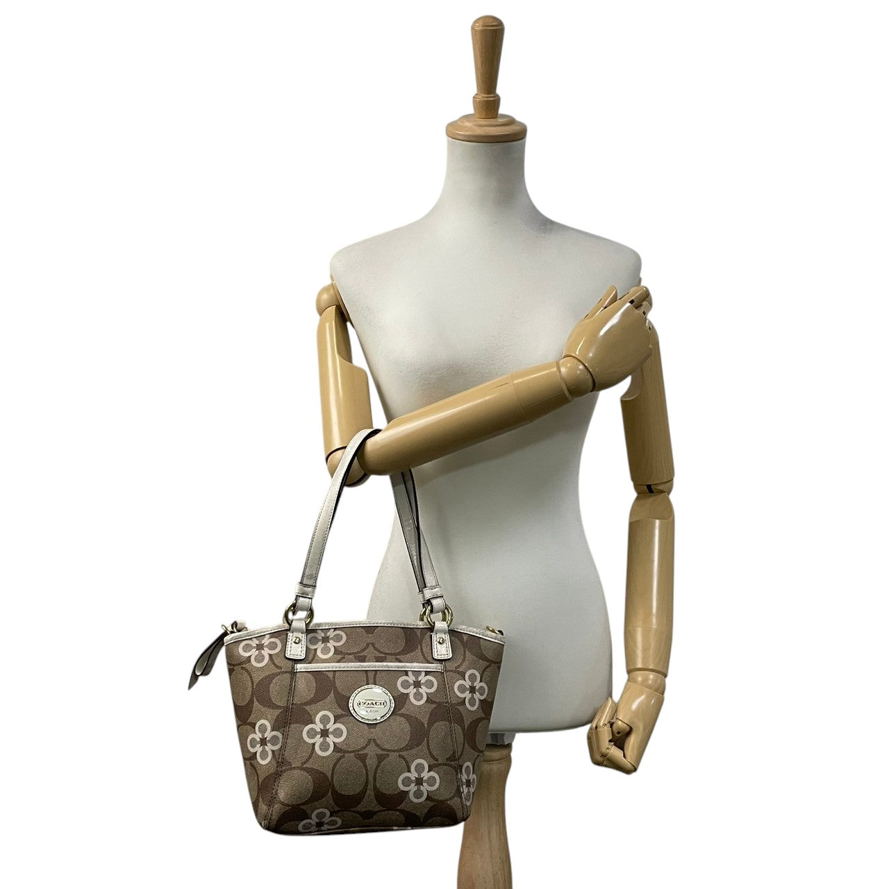 【美品】コーチ COACH 2way ショルダーバッグ F20811 シグネチャー 花柄 クローバー PVC レザー 茶 白 斜め掛け可 ワンショルダー 自立可 ビンテージ クラシック エレガント 上品 レディース お出かけ 華やか 人気 ゴールド金具 S9