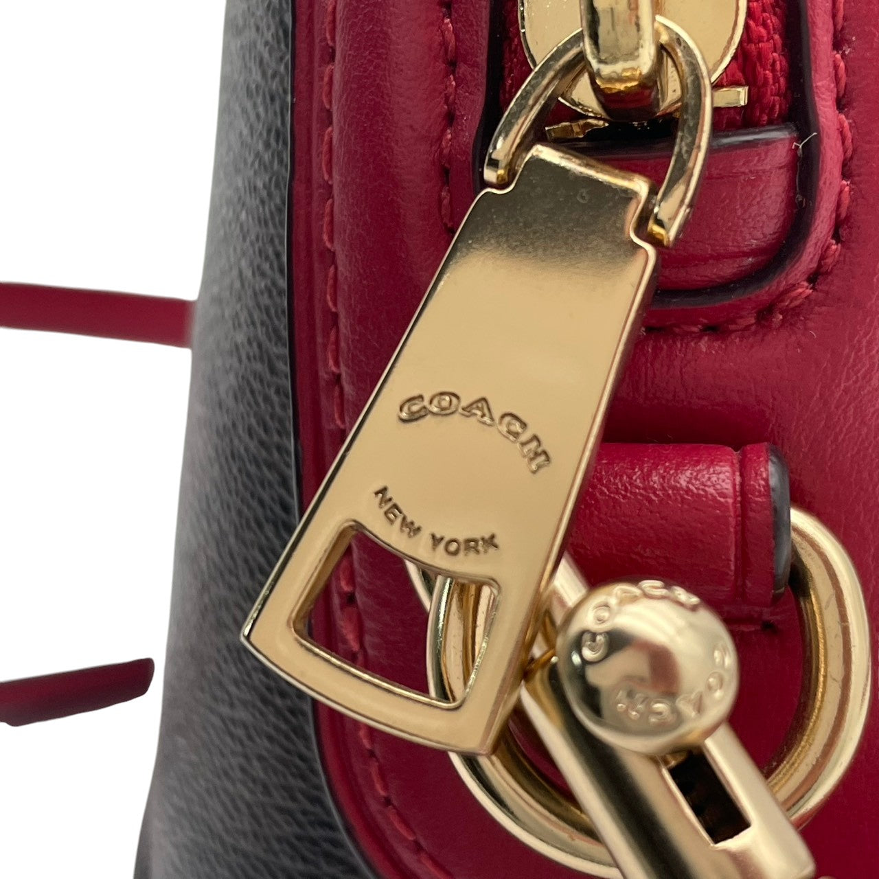 極 美品 コーチ COACH F76674 ショルダーバッグ クロスボディ ドーム型 シグネチャー PVC レザー 本革 茶 ブラウン ワインレッド ボルドー バイカラー レディース カジュアル デイリー お出かけ エレガント 上品 斜め掛け可 自立可 S98