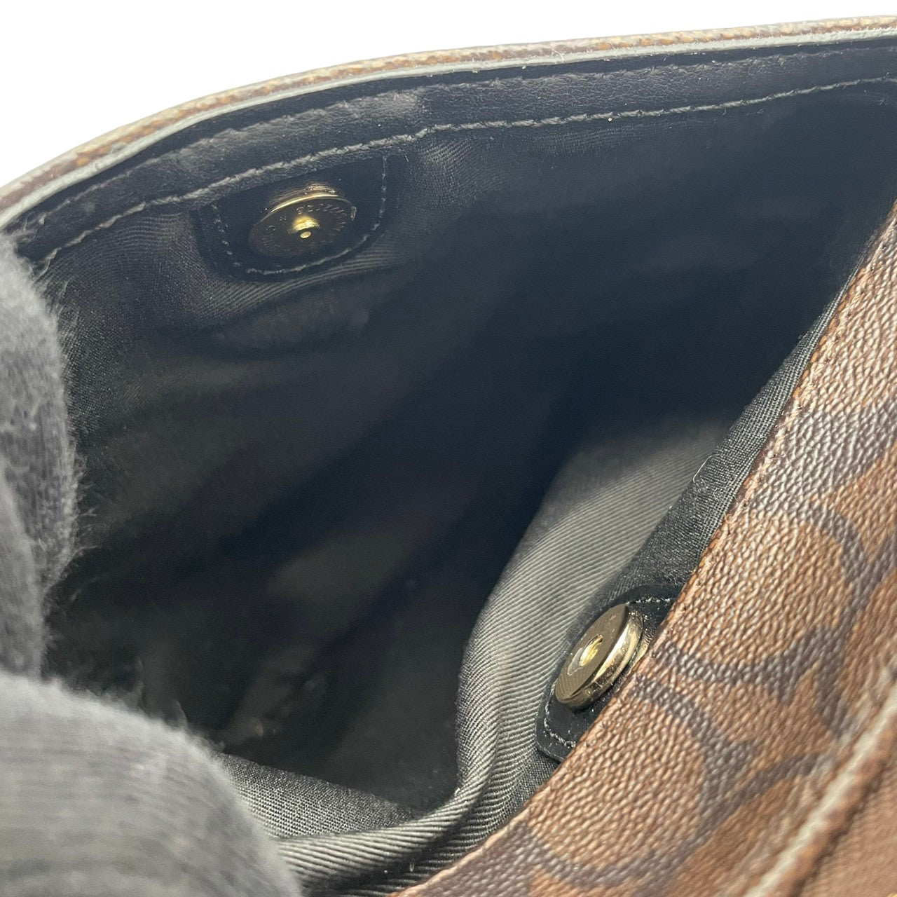 美品 コーチ COACH F58309 シグネチャー ショルダーバッグ クロスボディ サコッシュ PVC レザー 本革 ブラウン 茶 エレガント クラシック レディース 通勤 通学 デイリー お出かけ 旅行 カジュアル シンプル 上品 大人 斜め掛け可 S98