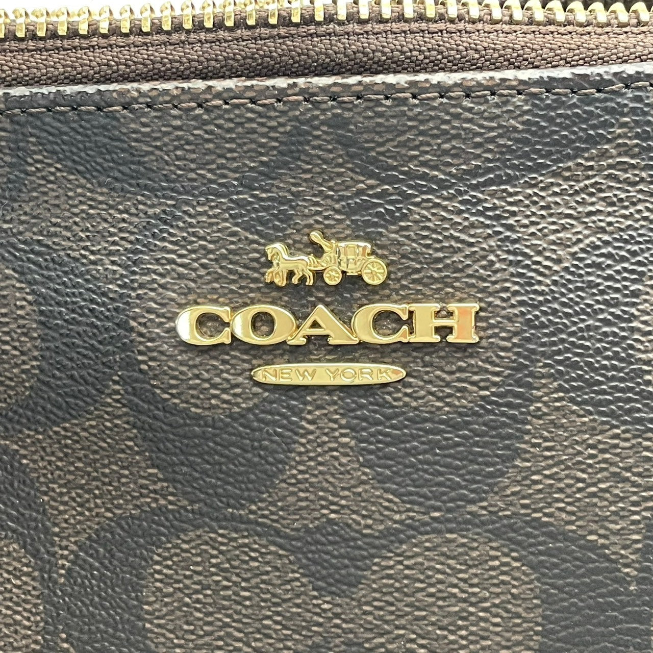 美品 コーチ COACH F58309 シグネチャー ショルダーバッグ クロスボディ サコッシュ PVC レザー 本革 ブラウン 茶 エレガント クラシック レディース 通勤 通学 デイリー お出かけ 旅行 カジュアル シンプル 上品 大人 斜め掛け可 S98
