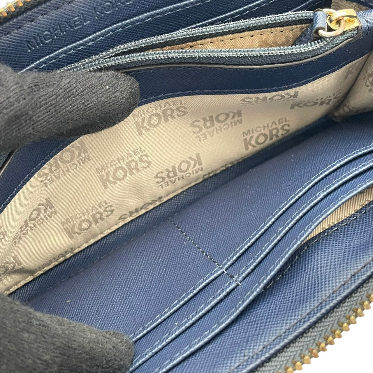 マイケルコース MICHAEL KORS 長財布 ラウンドファスナー ロングウォレット 財布 PVC レザー シグネチャー ネイビー 紺 レディース メンズ ユニセックス カジュアル デイリー ビジネス クラシック エレガント 上品 お出かけ W1