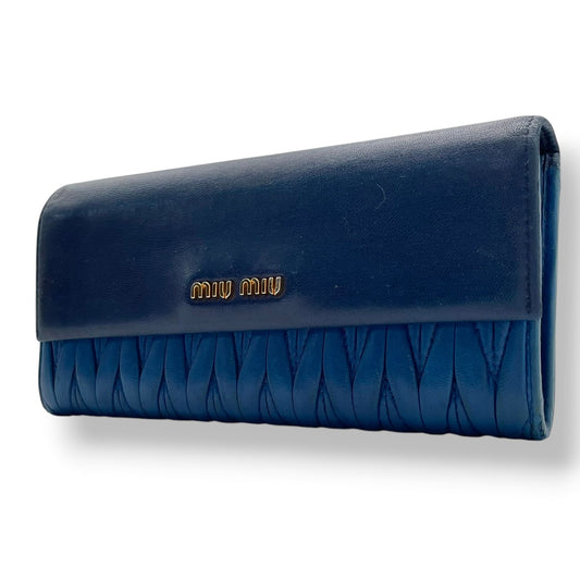 良品 ミュウミュウ miumiu 5M1369 マテラッセ バイカラー 長財布 フラップ ウォレット 財布 羊革 ラムレザー 本革 ネイビー ブルー 紺 青 ゴールド金具 レディース エレガント クラシック カジュアル デイリー お出かけ 上品 大人 W1