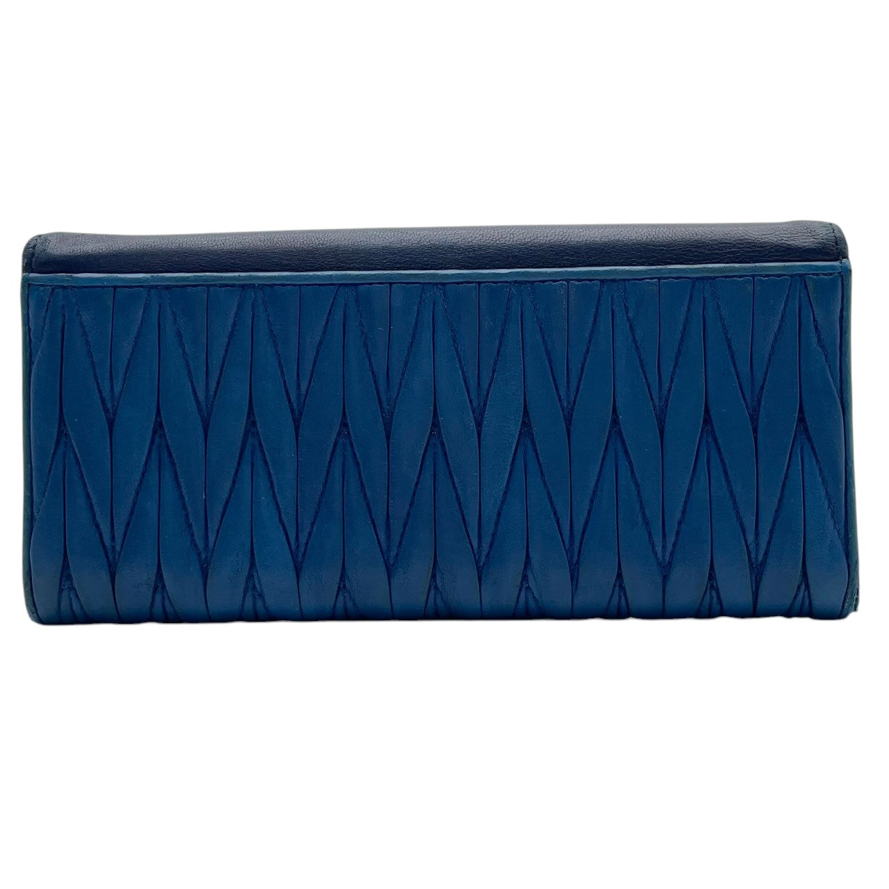良品 ミュウミュウ miumiu 5M1369 マテラッセ バイカラー 長財布 フラップ ウォレット 財布 羊革 ラムレザー 本革 ネイビー ブルー 紺 青 ゴールド金具 レディース エレガント クラシック カジュアル デイリー お出かけ 上品 大人 W1