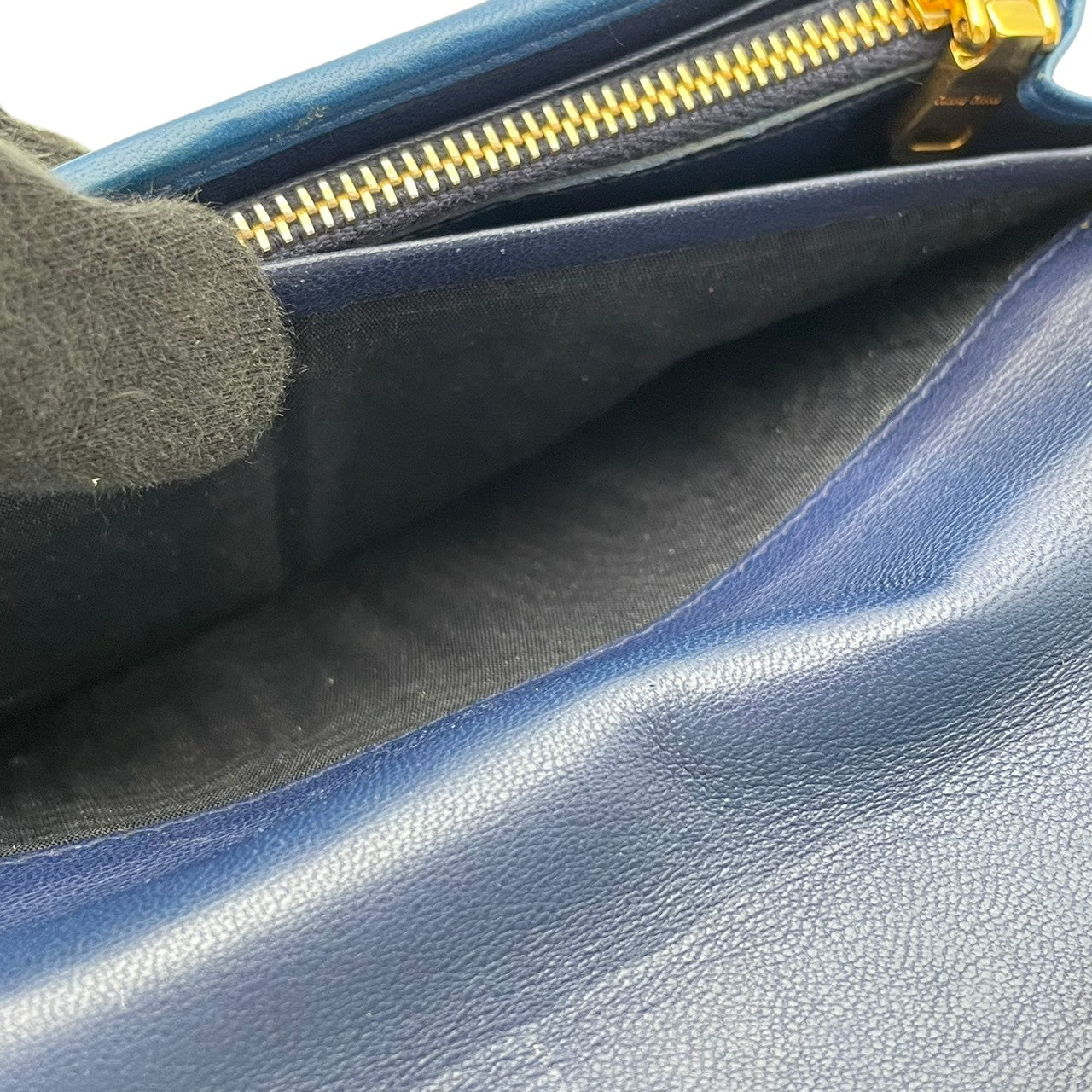 良品 ミュウミュウ miumiu 5M1369 マテラッセ バイカラー 長財布 フラップ ウォレット 財布 羊革 ラムレザー 本革 ネイビー ブルー 紺 青 ゴールド金具 レディース エレガント クラシック カジュアル デイリー お出かけ 上品 大人 W1